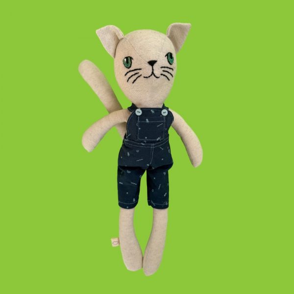 Gato con overol